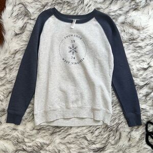Snowshoe WV ski sweatshirt small NWOT
Super cozy perfect for winter
